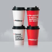 Белые и красные бумажные стаканчики Pitstop.